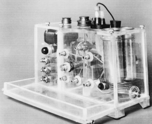First 3-function blood gas analysis machine