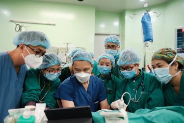 Doctors from Vietnam watching Hung Nguyen perform ultrasound guided procedure