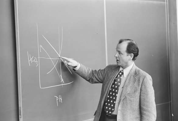 H. Barrie Fairley, MBBS, points to a Davenport chart while lecturing to department colleagues.
